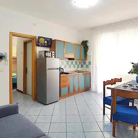 Bussola, With A Family Bedroom Sleeping, Located In The Pedestrian And Shopping Area, Near The 公寓 比比翁