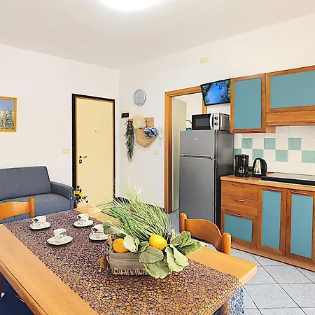 Bussola, With A Family Bedroom Sleeping, Located In The Pedestrian And Shopping Area, Near The 公寓 比比翁